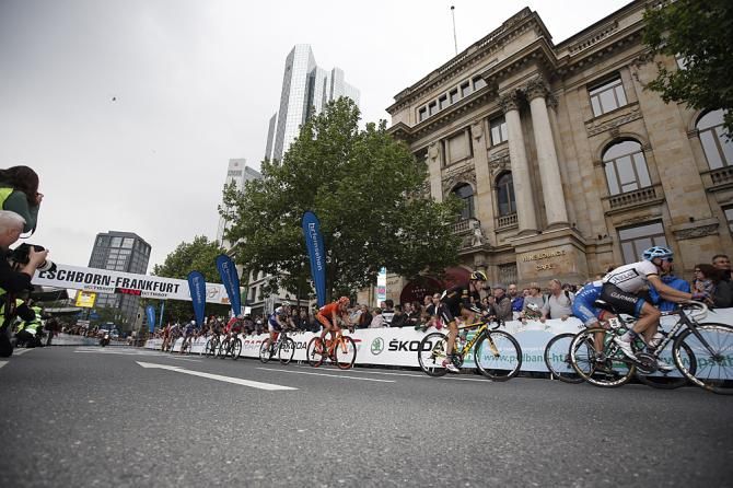 The peloton arrives to the finishing circuits in Frankfurt