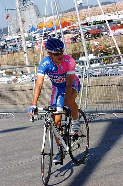 Damiano Cunego (Lampre-Fondital) 'warms up' in the harbour area.
