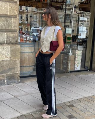Anne-Laure Mais mengenakan celana olahraga dan sepatu flat mesh