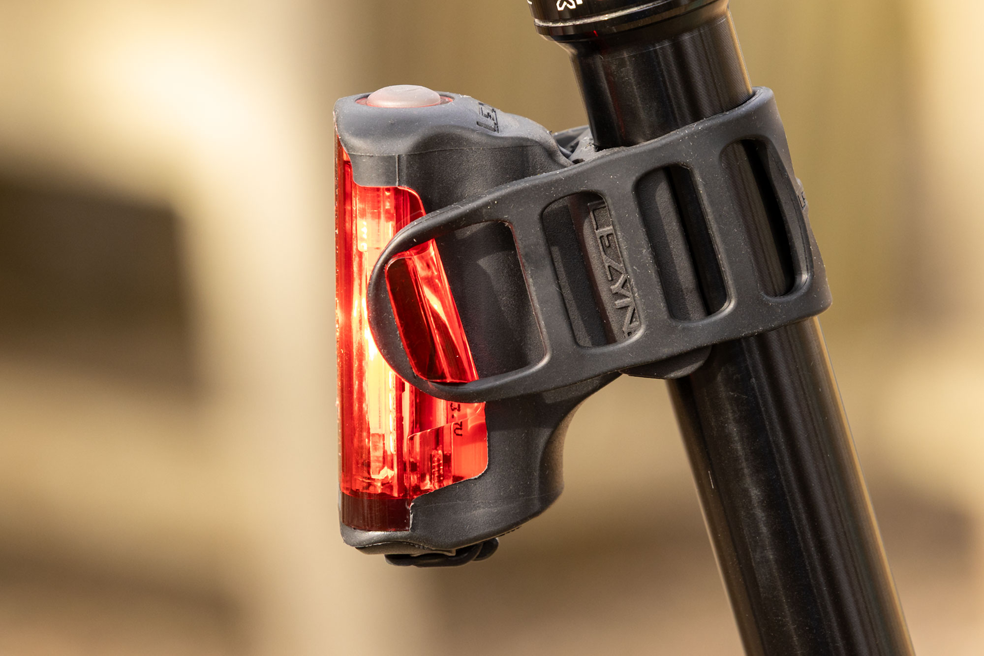 The huge, wraparound lens and CoB LED arrays provide excellent side illumination