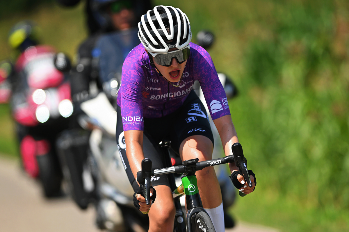 Ana Vit&oacute;ria (Tota) Magalh&atilde;es led stage 2 with a solo move