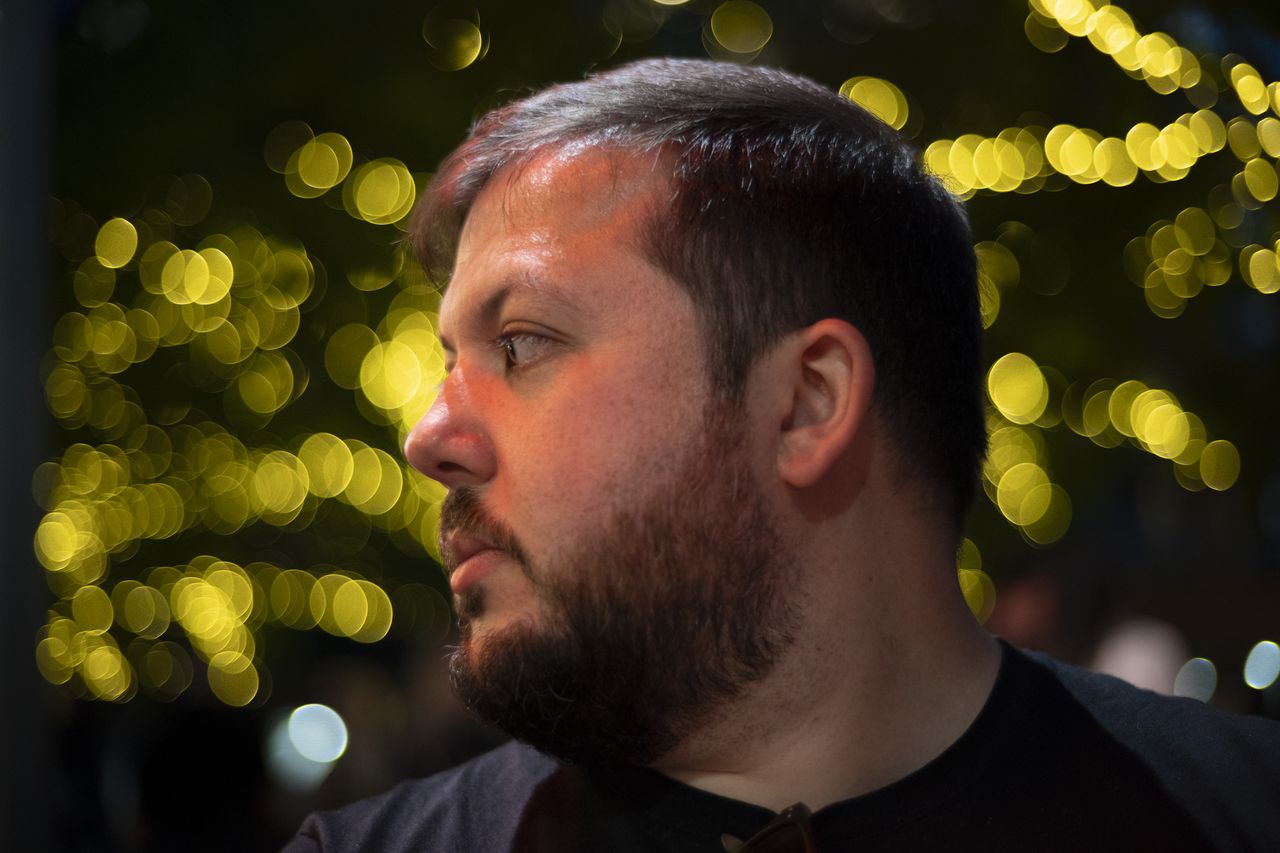 Portrait with pronounced bokeh, taken with the Nikon Z fc and Voigtlander D35mm f/1.2 Nokton lens