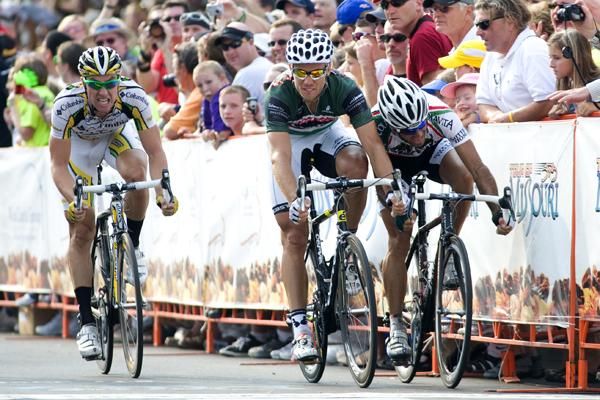 Sebastian Haedo (Colavita) just sneaks to the outside of Thor Hushovd (Cervelo) to get third.