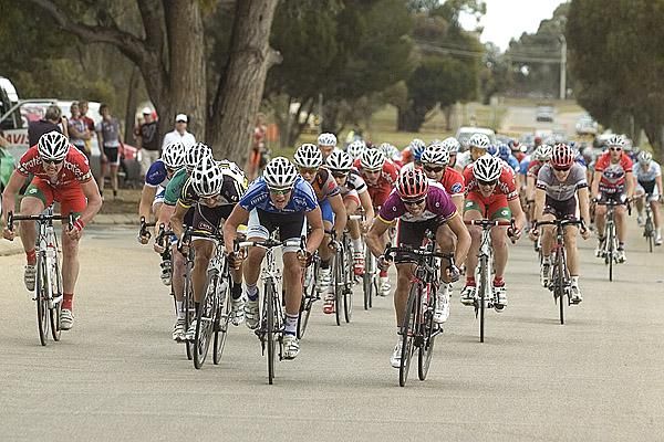 The charging peloton sprint to the line in Robinvale and the finish to stage eight.