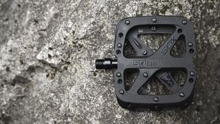 The SQLab flat pedal details