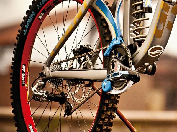 Danny runs a 38t chainring with short 165mm arms for extra ground clearance. The chain device is an MRP G2 SL in custom Giant Team colours.