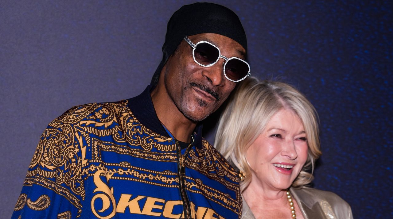  Snoop Dogg (L) and Martha Stewart attend the 37th Annual Footwear News Achievement Awards at Cipriani South Street on November 29, 2023 in New York City.