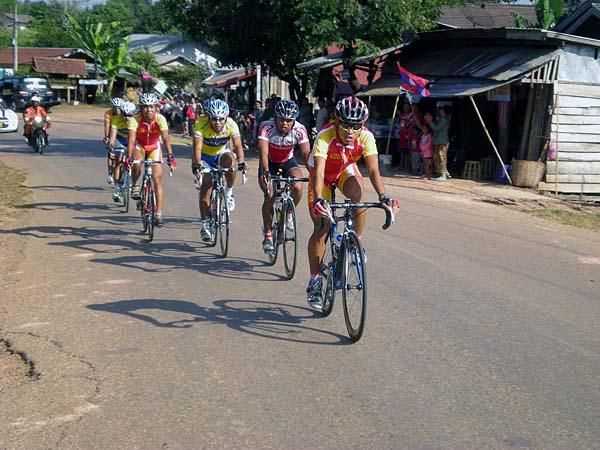 At the half way u-turn, Nguyen Hung Mai from Vietnam was already doing the work for eventual winner Minh Thuy Bui.