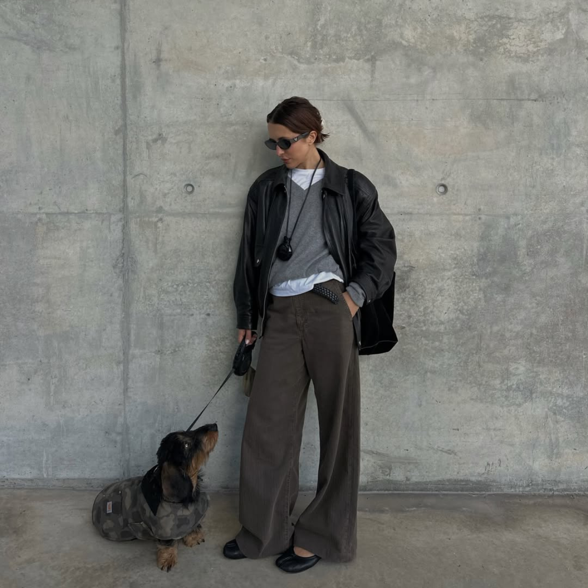 @deborabrosa brown jeans black leather jacket