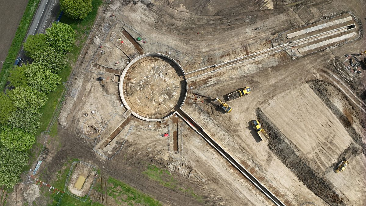 Bird&#039;s eye view of excavated Harwell catapult. We see a circular structure with runways coming off it.