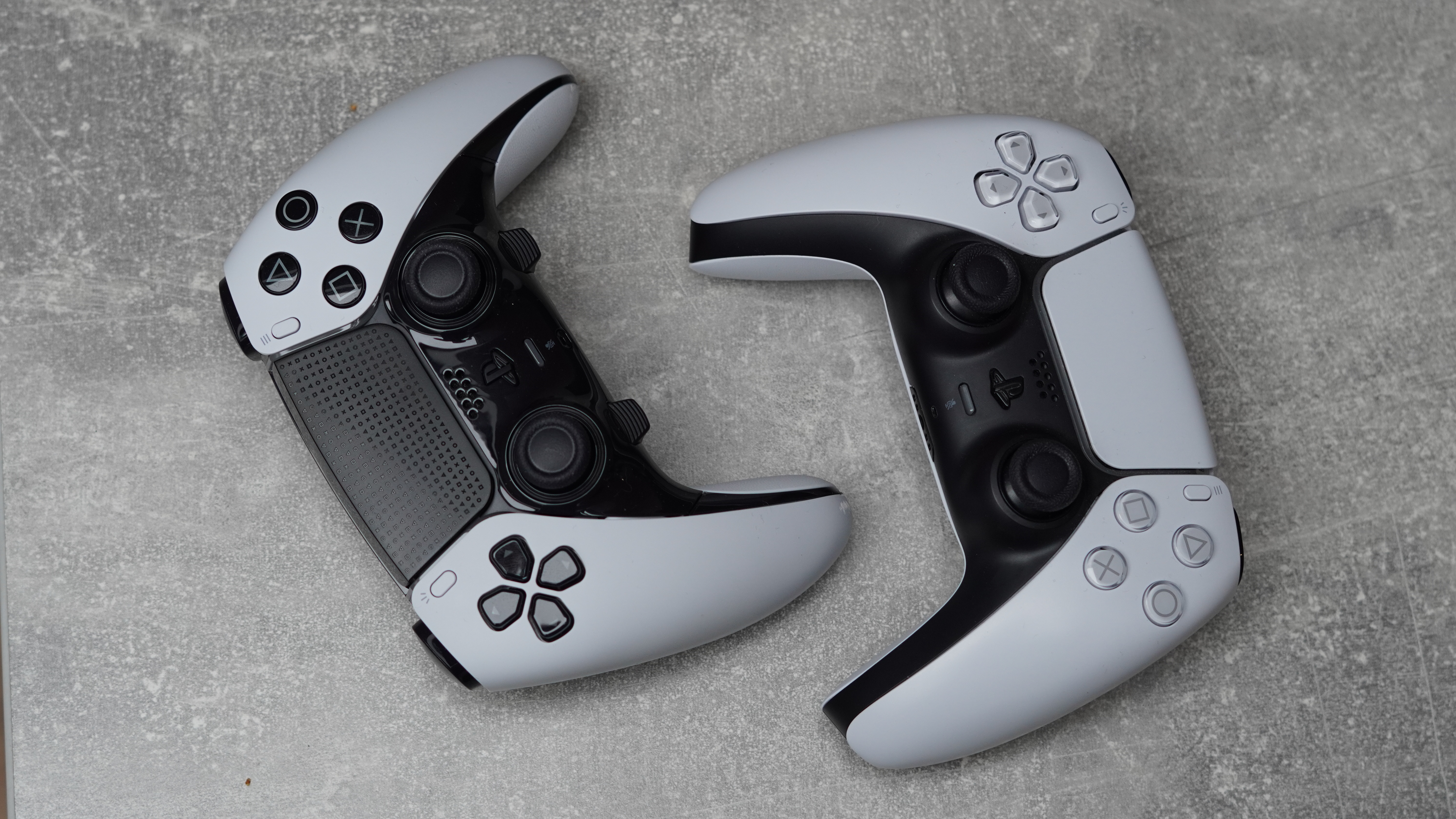 Dual Sense und Dual Sense Edge Controller liegen sich gegenüber