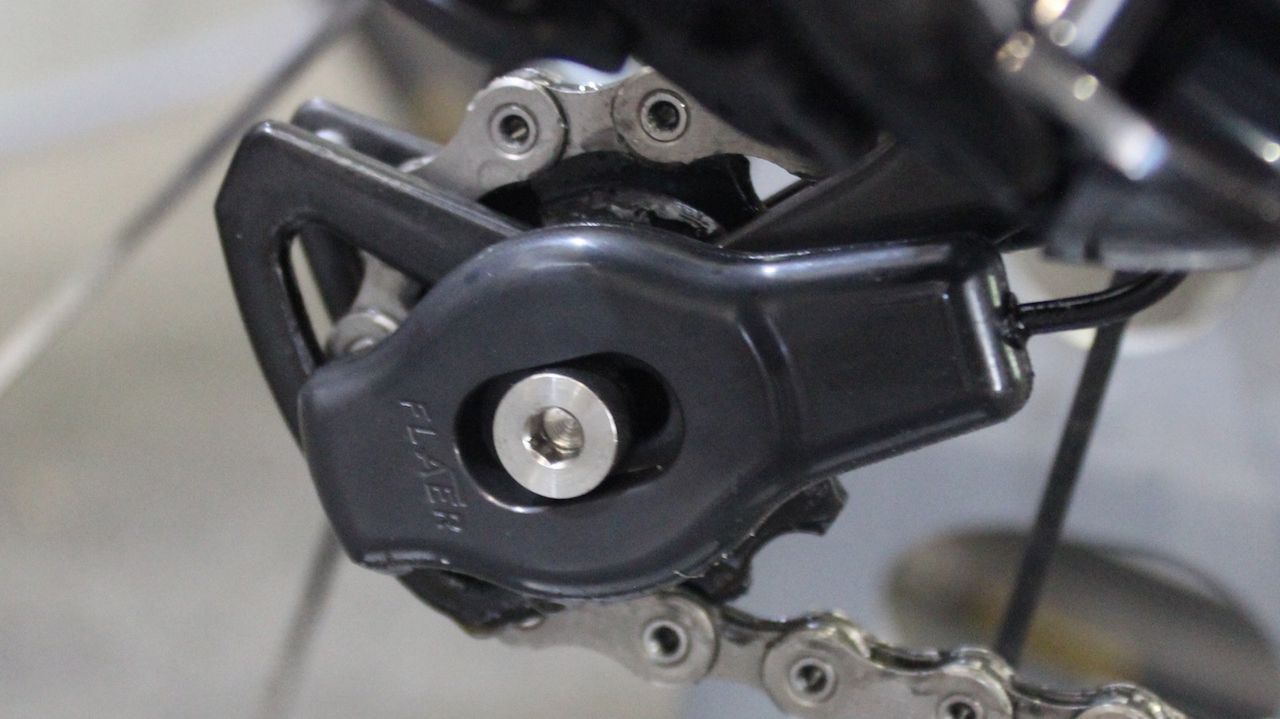 The Scott Revo Via system lubricates the chain via the lower jockey wheel on the rear derailleur