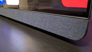 Philips OLED908 speakersysteem onderaan de tv
