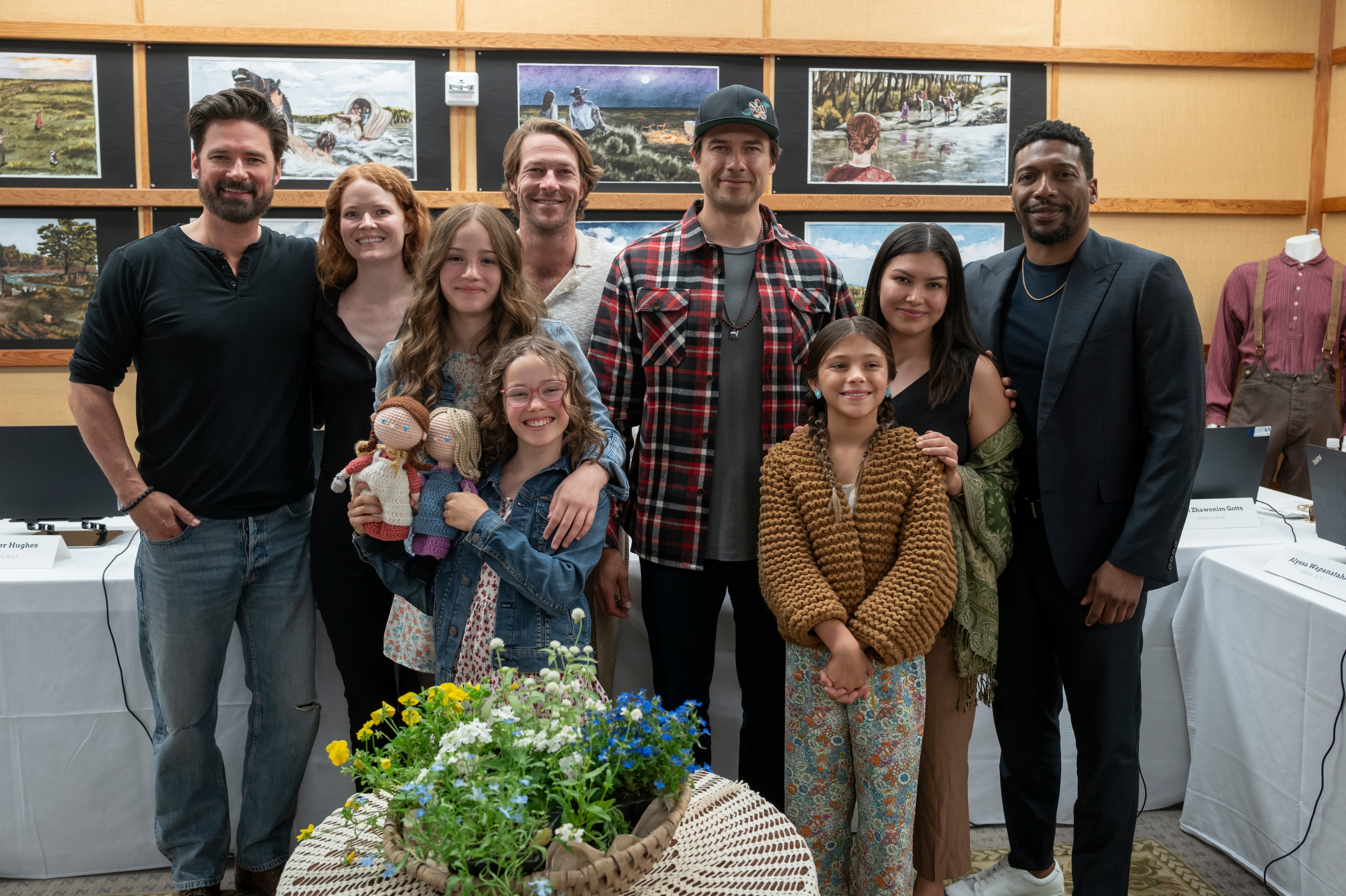 新しい大草原の小さな家のキャストがテーブルで台本を読みました。