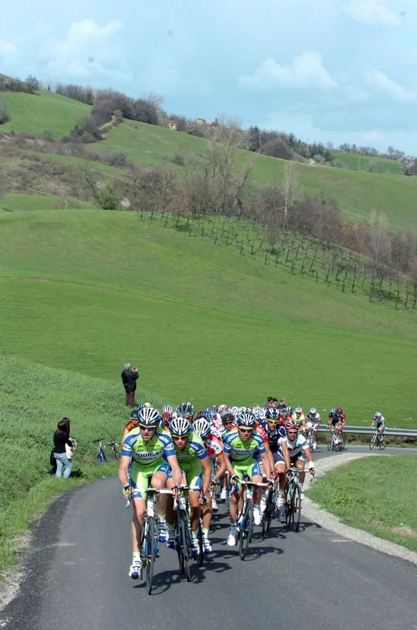 Liquigas in control of the peloton as they protect their leader, Santaromita