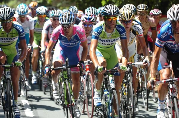 Vincenzo Nibali (Liquigas) and Damiano Cunego (Lampre) in the peloton.