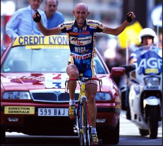 Pantani rides to a solo victory on Alpe d'Huez in the 1997 Tour
