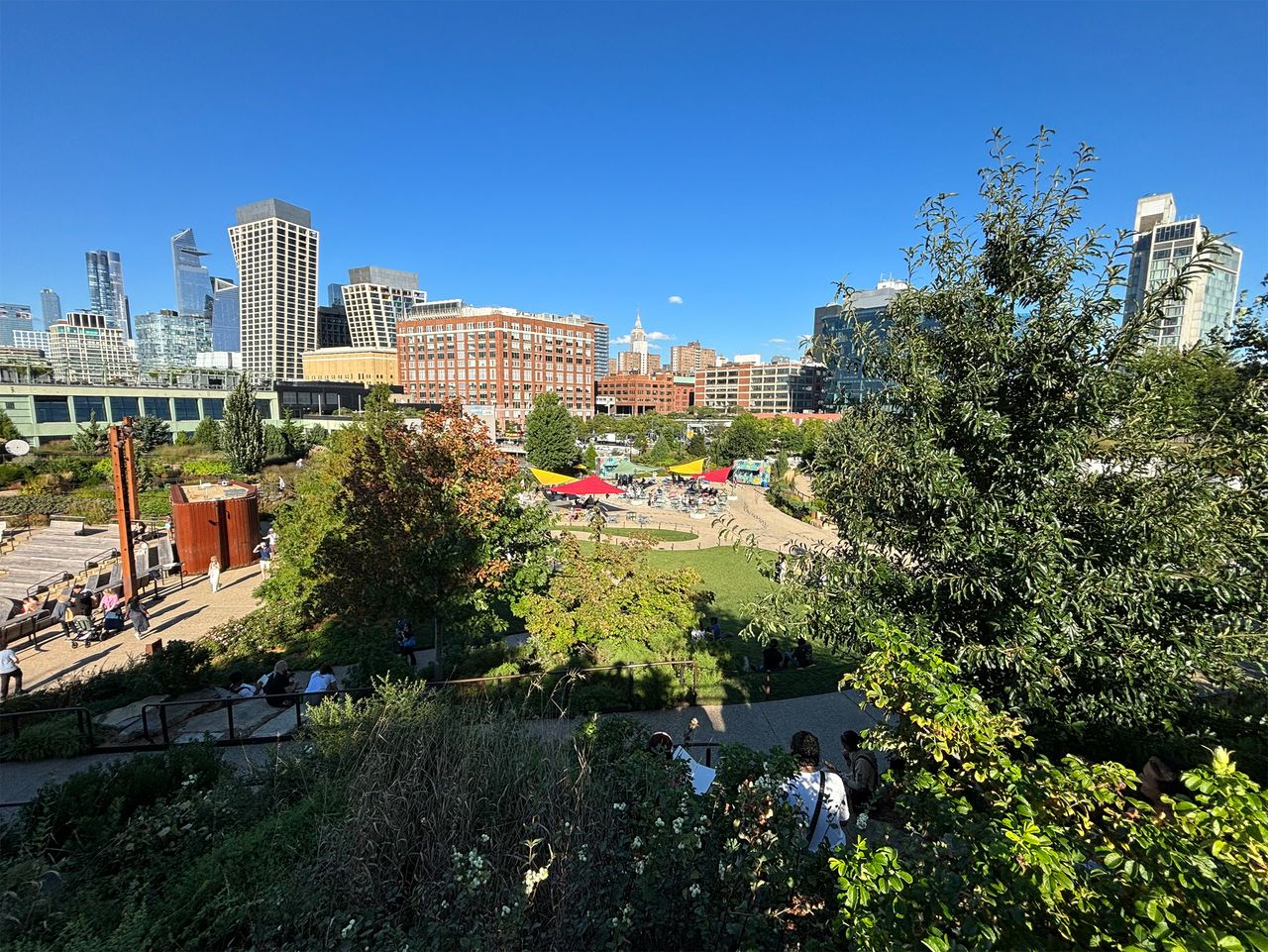 iPhone 15 vs iPhone 15 Plus sample image