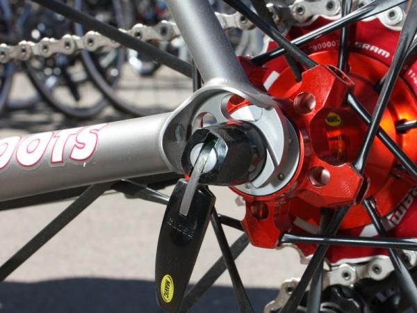 Trick machined socket-style dropouts keep rear-end rigidity high while also shaving grams - and looking good in the process.