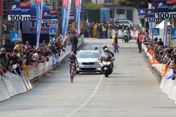 Alone, Marianne Vos (Rabo Women) was cheered up the finishing straight by the crowd