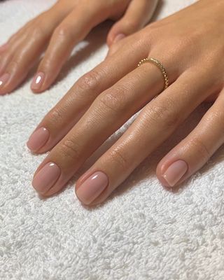 @raelondonnails nude manicure