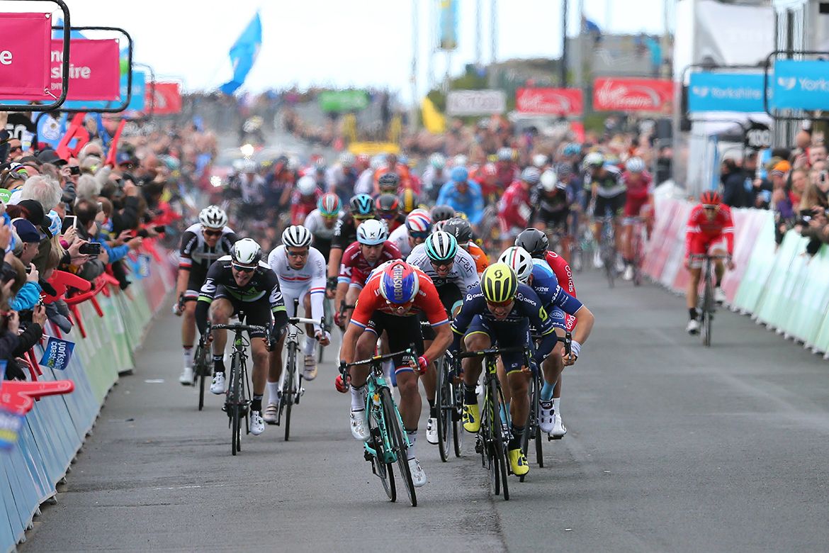 Dylan Groenewegen (LottoNl-Jumbo) fends off Caleb Ewan (Orica-Scott)
