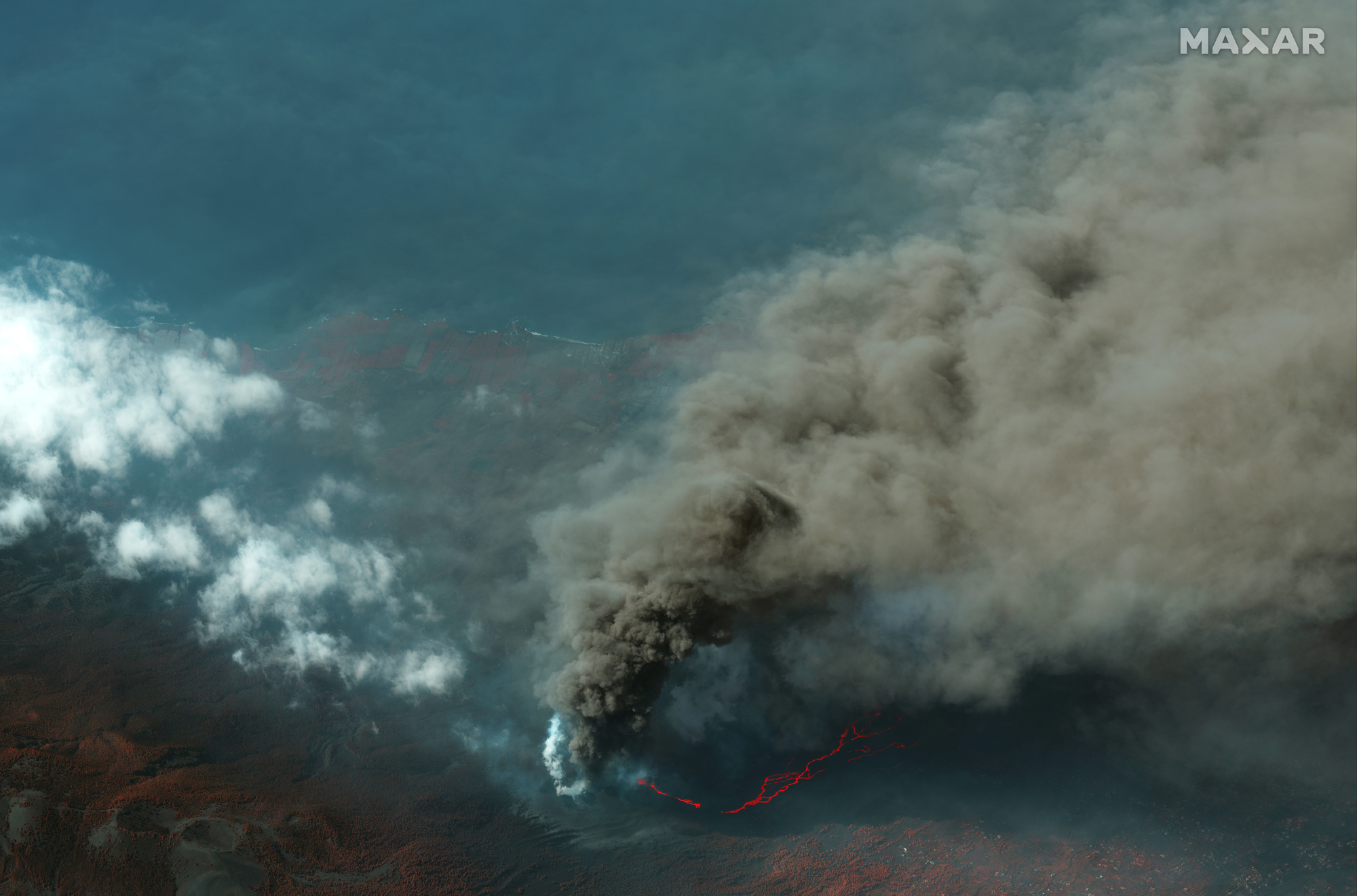 Nuevas fotos del volcán Cumbre Vieja en la isla española de La Palma tomadas el 14 de octubre de 2021 muestran ríos de lava brillantes de la erupción continua.