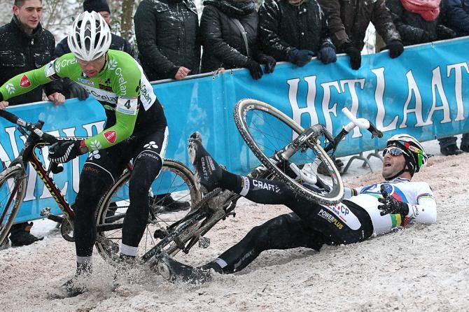 Nys avoids world champion Niels Albert as he hits the deck