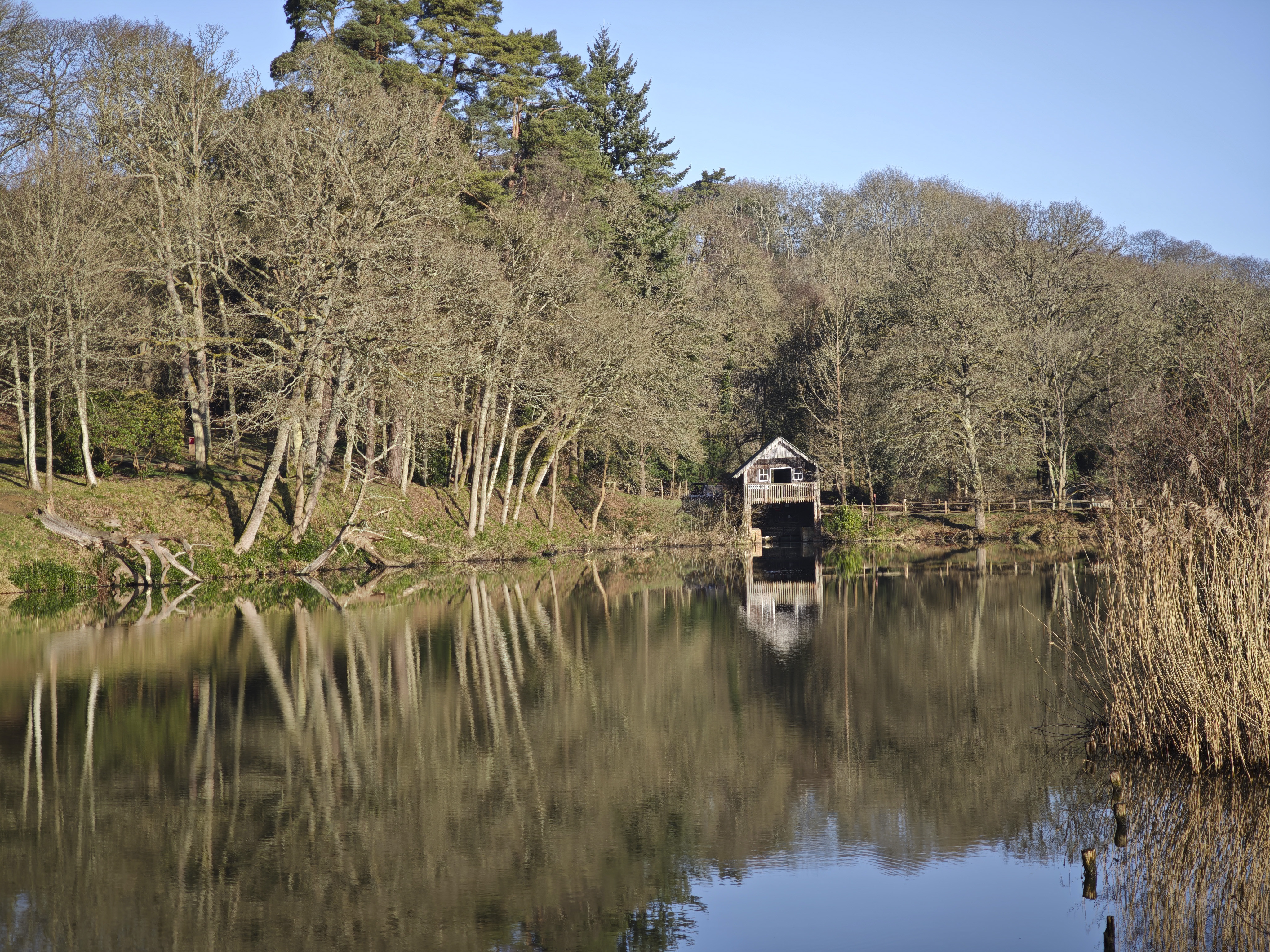 Xiaomi 15 Ultra sample photos; a lake with a boat house