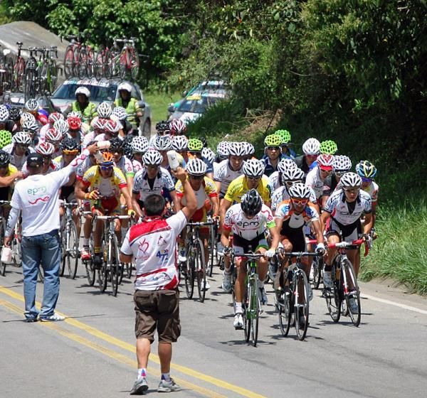 The peloton rolls through the feed zone on stage 8.