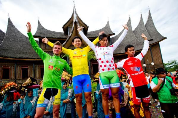 Ito Masakazu (Aisan Racing Team) leads the race overall, Oscar Pujol (Azad University Cross Team ) is the new points leader