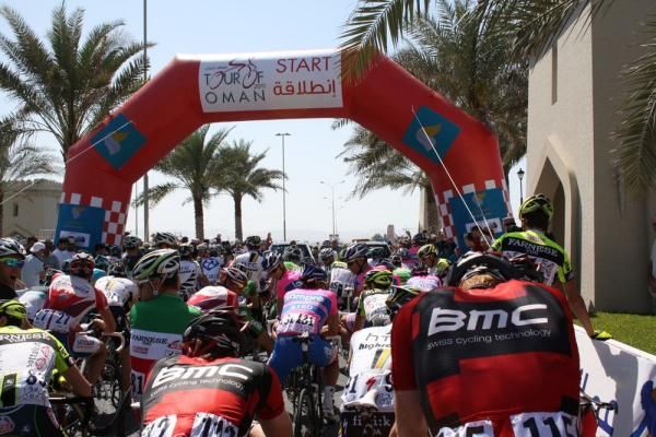 The Tour of Oman peloton awaits the start.