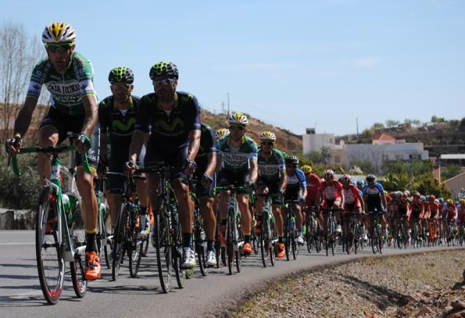 Ram&oacute;n Domene (Caja Rural) before Fran Ventoso (Movistar) and the rest of the peloton.