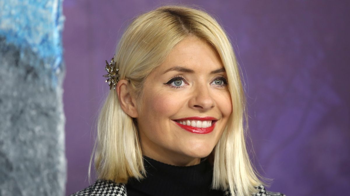 Holly Willoughby's snake mini skirt with basic black tee is easy print styling inspiration