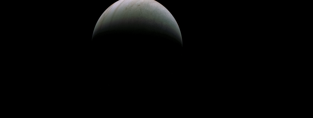 Questa animazione mostra la prospettiva di Giove della navicella spaziale Juno durante un sorvolo il 9 aprile 2022. 