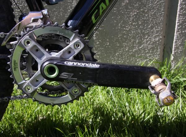 Cannondale Hallowgram BB30 cranks (39x26)turn a SRAM XX groupset.