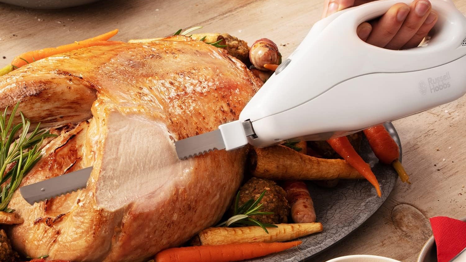 Cuchillo de trinchar eléctrico Russell Hobbs usado en pollo