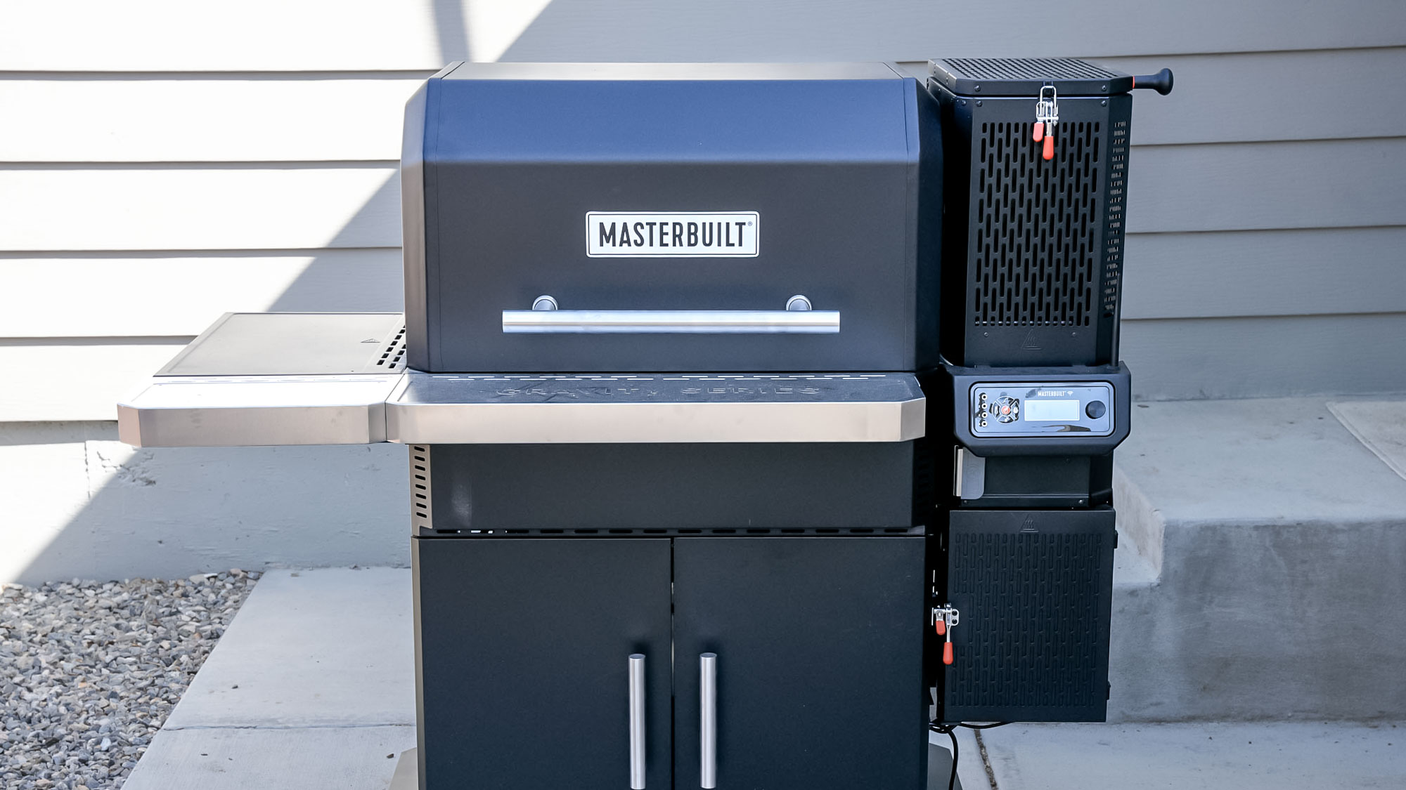 The Masterbuilt Gravity Series 1150 with the lid closed 