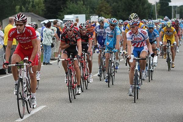 Time out on the chase as the peloton gets lunch.