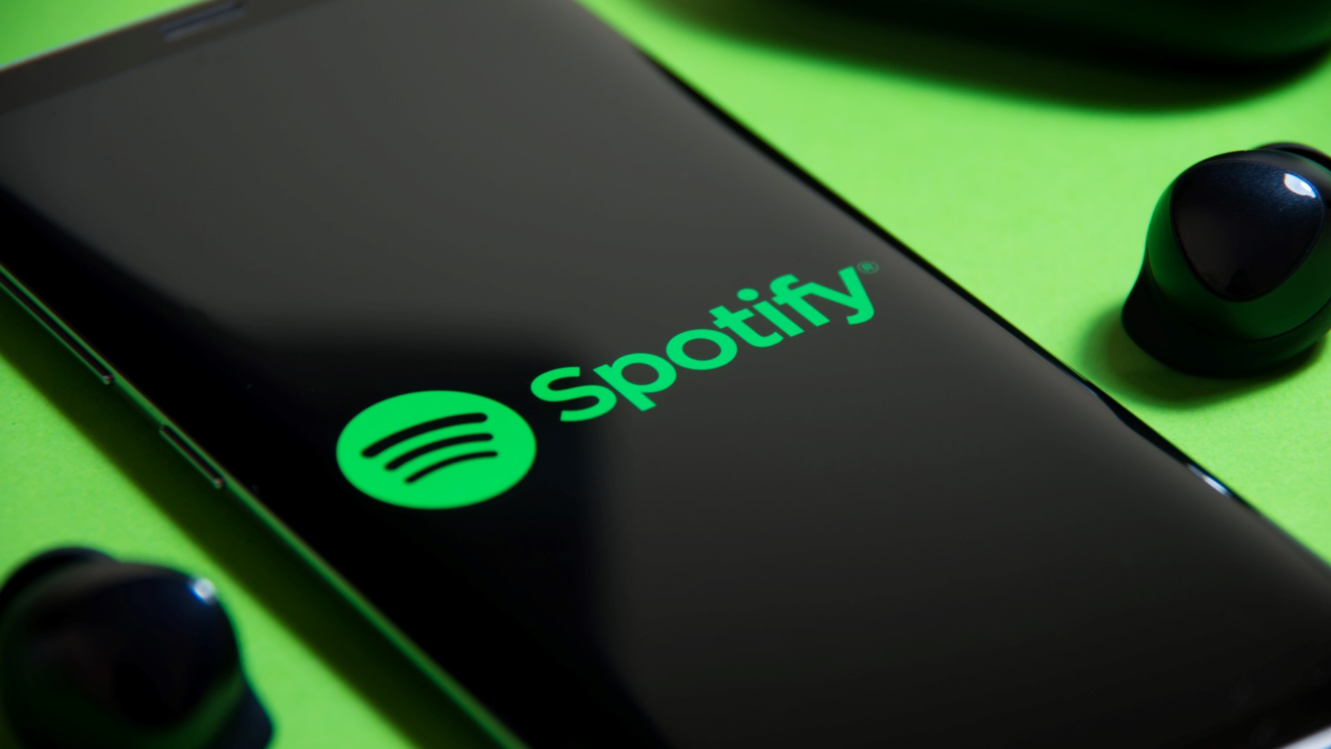 Das Spotify-Logo wird auf dem Telefon angezeigt