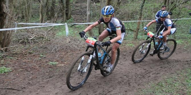 Maja Wloszczowska (Giant Pro XC) leads Jolanda Neff