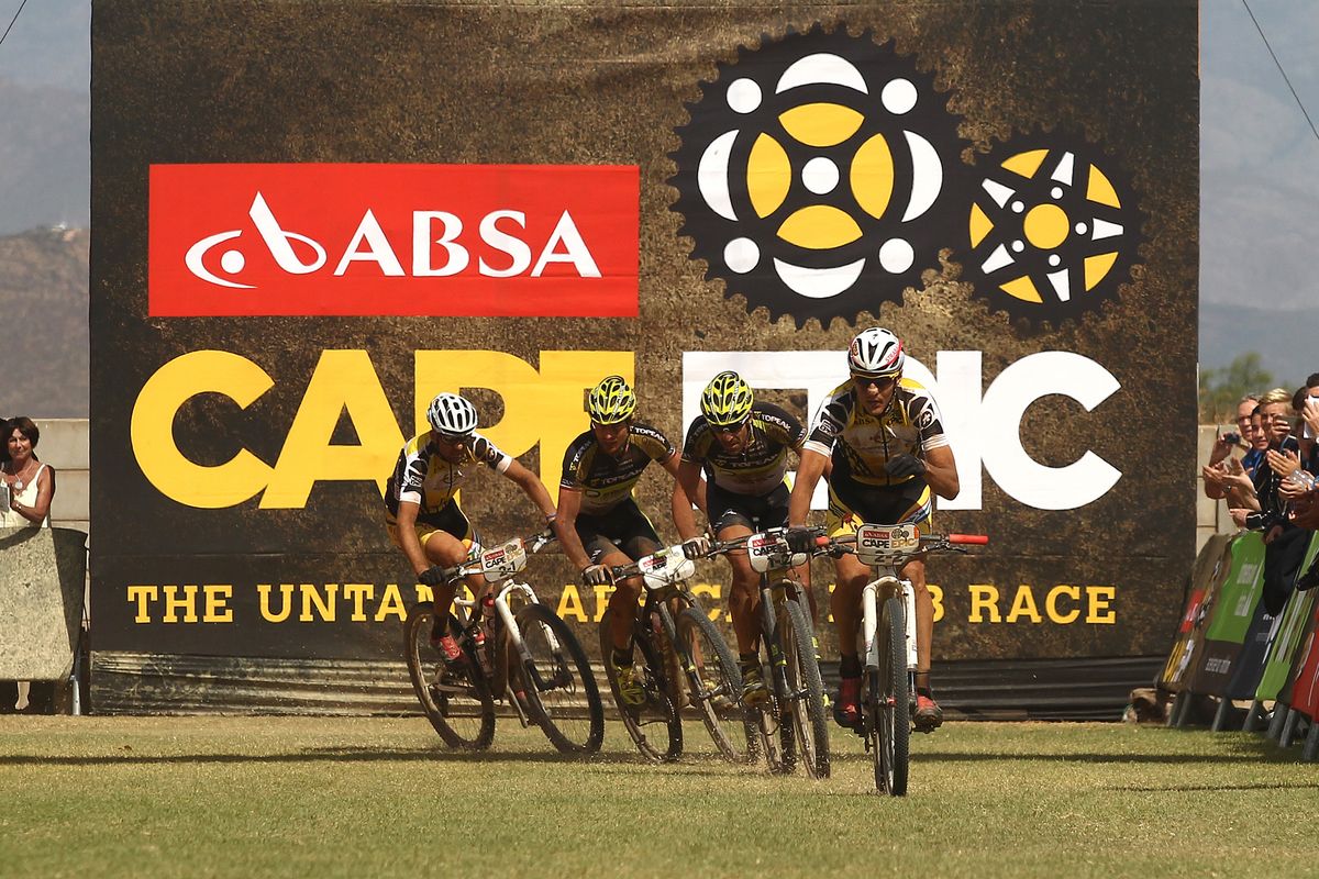 The leaders come to the finish