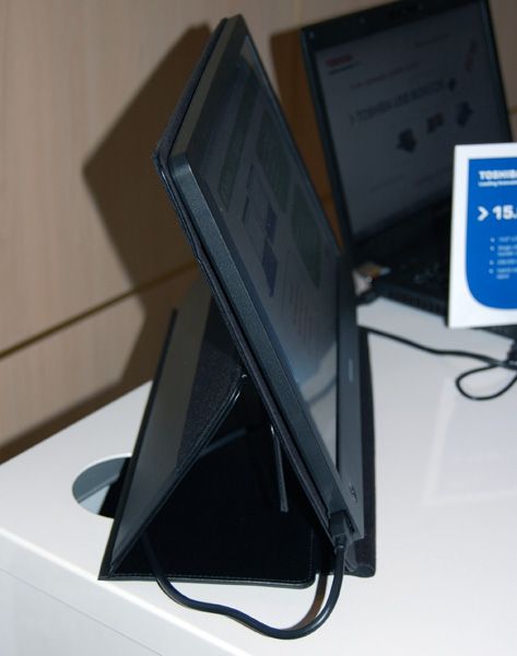 Toshiba 15.6&rdquo; USB Mobile LCD Monitor