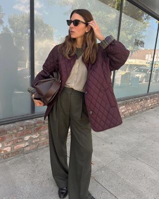 Mode-Influencerin Jen Azoulay trug ein trendiges Herbstoutfit mit einer burgunderroten Tasche und einer Jacke.