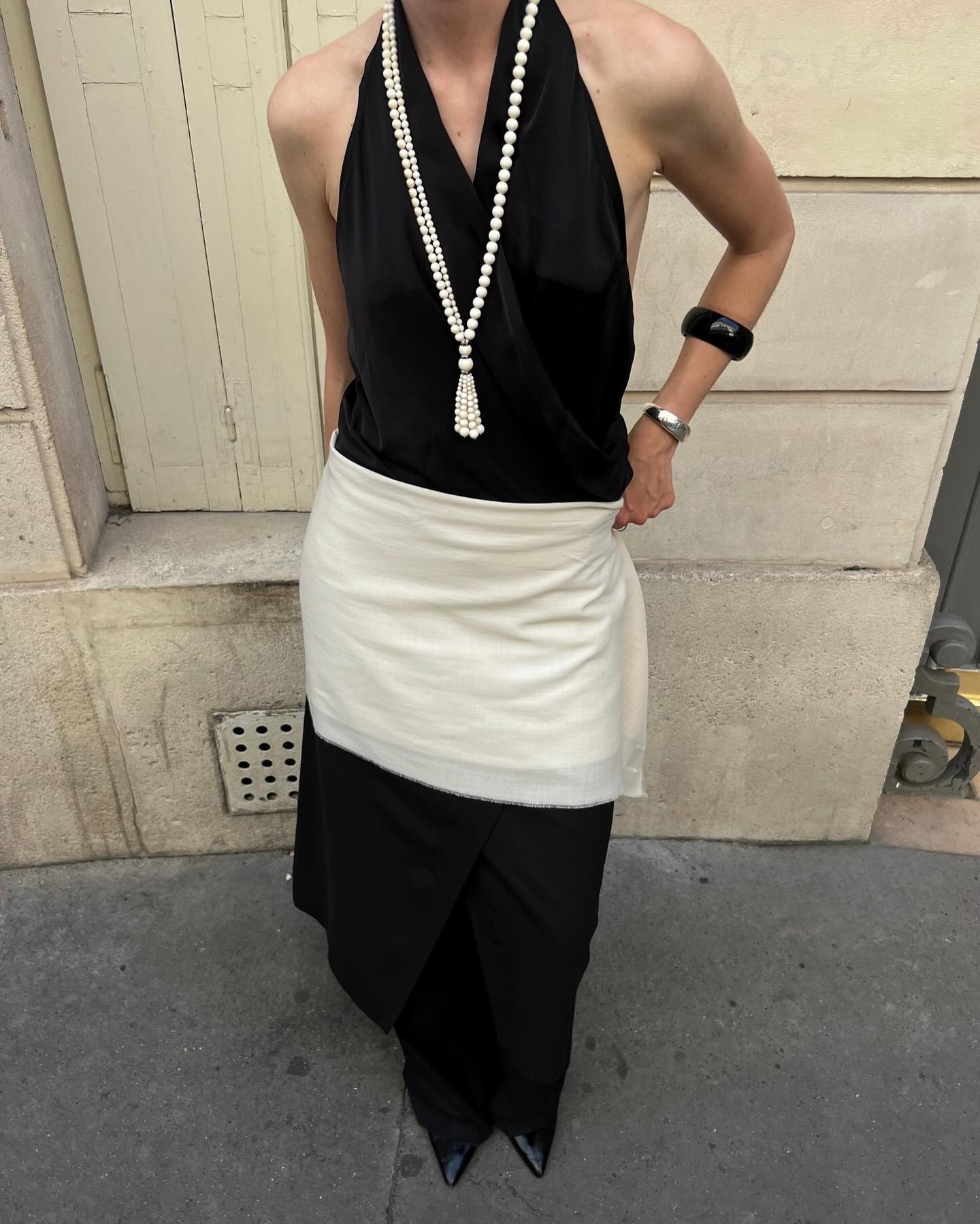 Influencer wearing chic, minimalist black and white outfit.