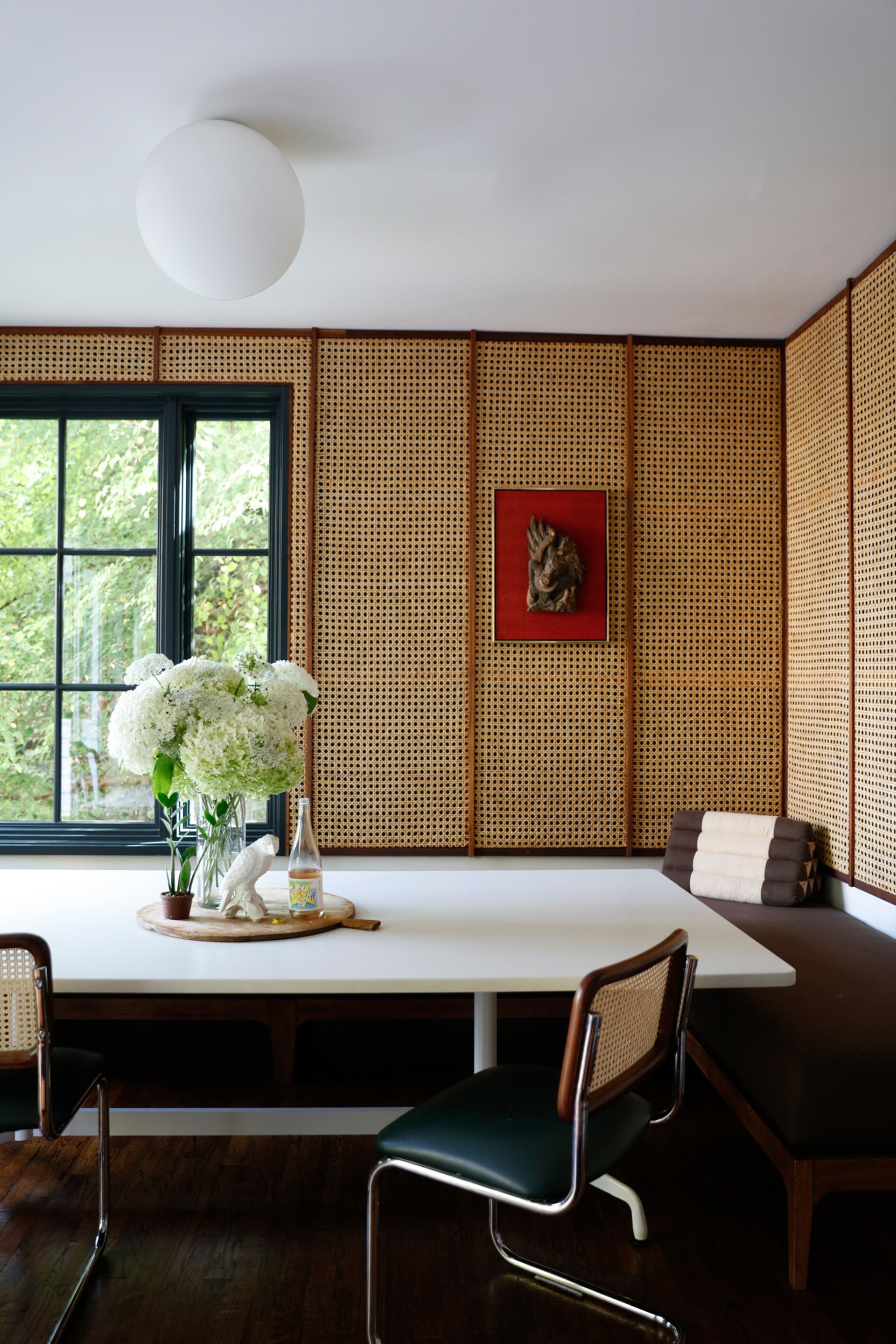8 ideas for light walls with dark trim we love | Livingetc