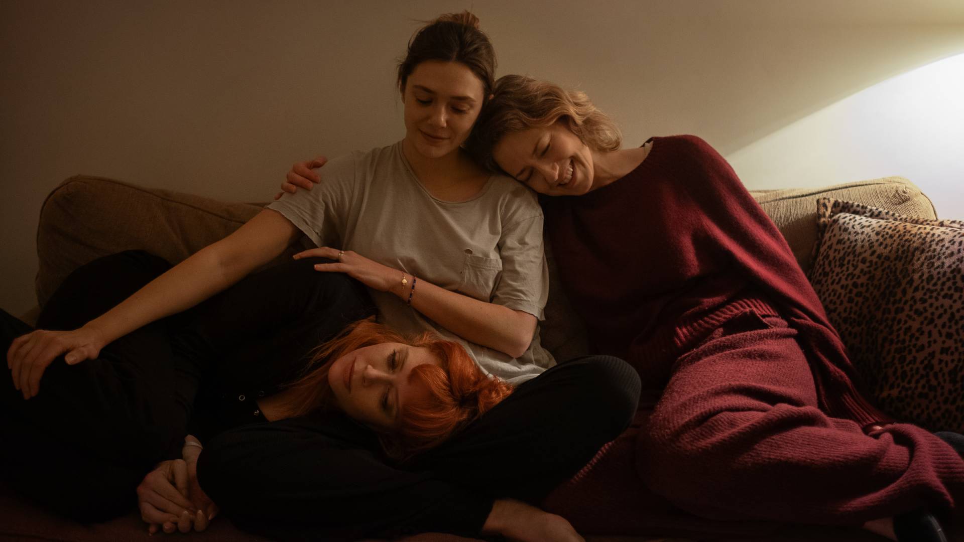 Carrie Coon, Elizabeth Olsen dan Natasha Lyonne dalam Tiga Putri Mereka