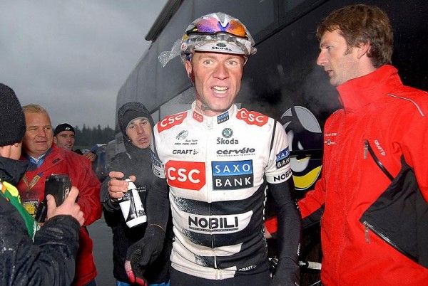 Jens Voigt (CSC Saxo-Bank) had an innovative waterproof helmet: a plastic bag over the vents.