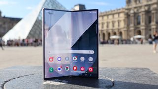 Samsung Galaxy Z Fold 6 in Parijs voor het Louvre