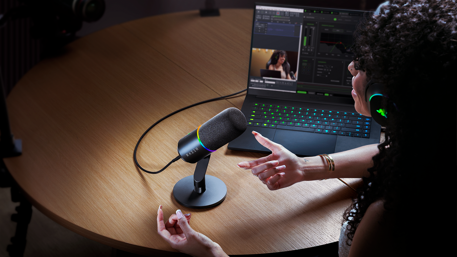 Razer Seiren V3 Pro microphone lifestyle image